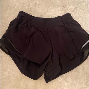 Lululemon low rise hotty hot shorts 2.5”